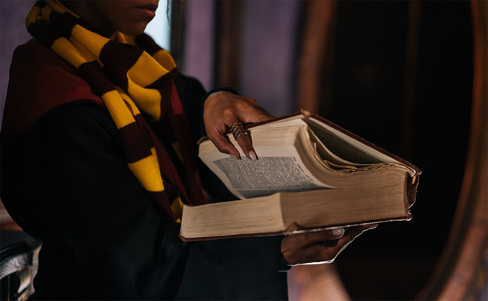 photo enfant déguisé harry potter tenant un livre